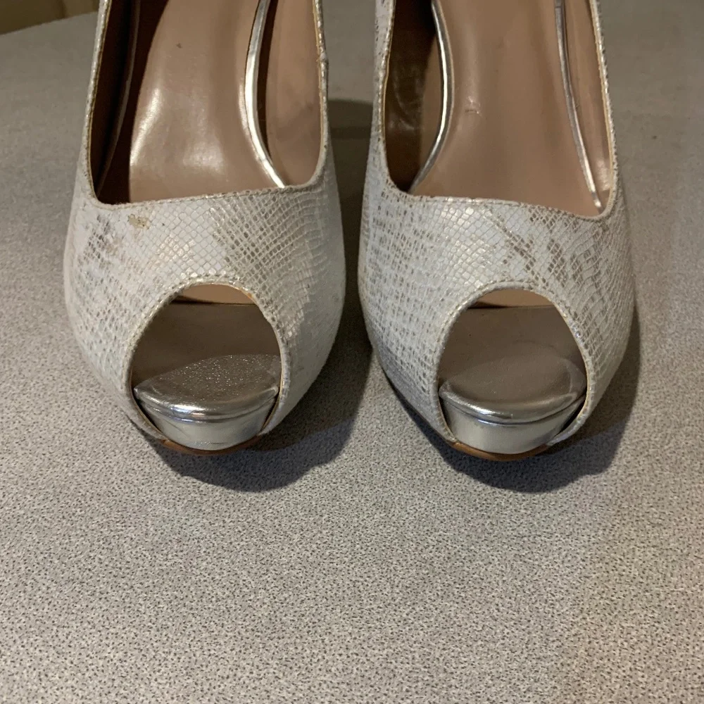 NWOB Tahari Regal White/Silver Snakeprint Platform Pumps sz 8.5 M